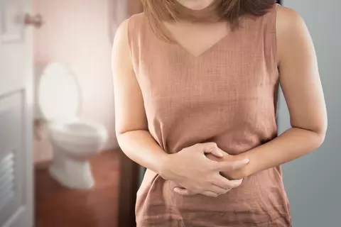 femme-devant-les-toilettes-les-deux-mains-sur-le-ventre-diarrhée-bonne-digestion